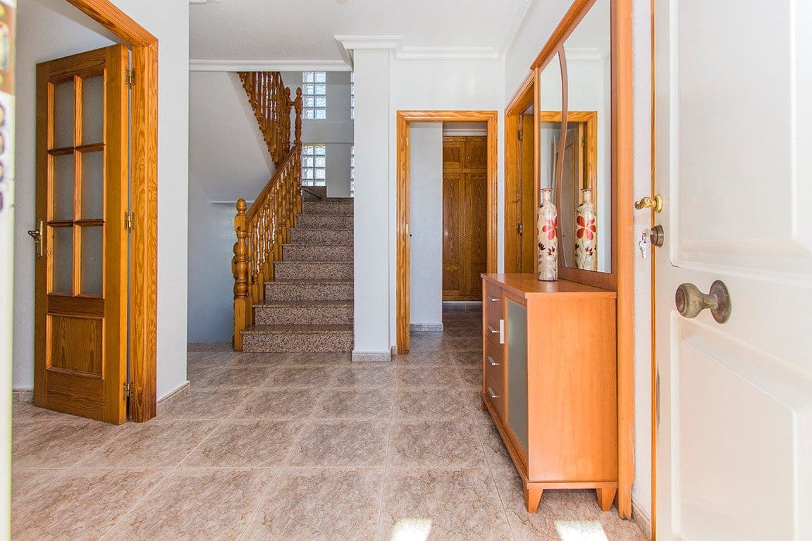 4 bedroom Villa for sale in Alhama de Murcia with garage - € 350,000 (Ref: 9502596)