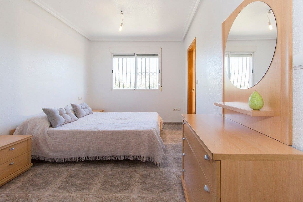 4 bedroom Villa for sale in Alhama de Murcia with garage - € 350,000 (Ref: 9502596)