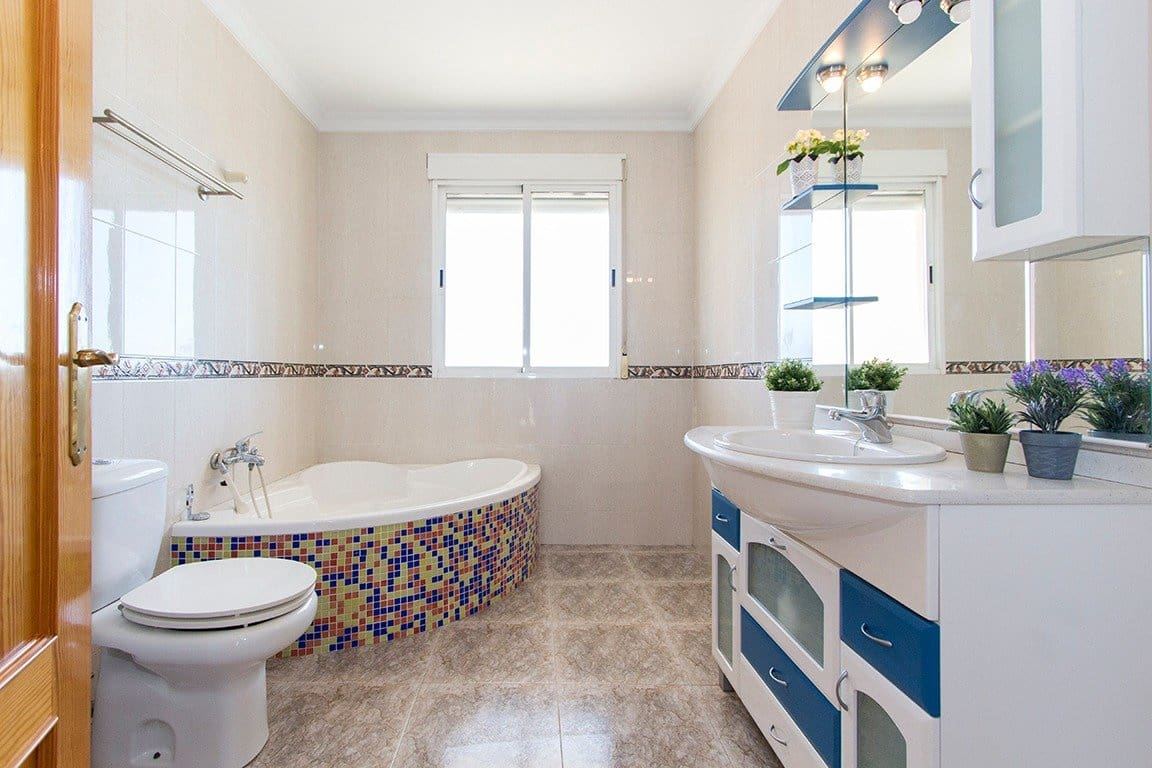 4 bedroom Villa for sale in Alhama de Murcia with garage - € 350,000 (Ref: 9502596)