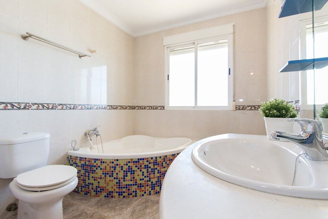 4 bedroom Villa for sale in Alhama de Murcia with garage - € 350,000 (Ref: 9502596)