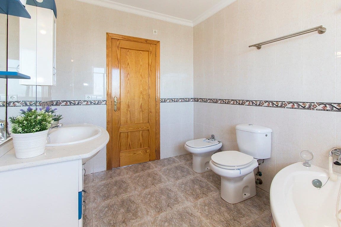 4 bedroom Villa for sale in Alhama de Murcia with garage - € 350,000 (Ref: 9502596)