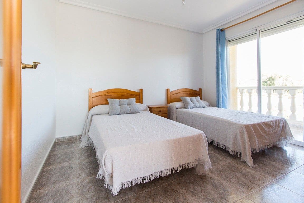 4 bedroom Villa for sale in Alhama de Murcia with garage - € 350,000 (Ref: 9502596)