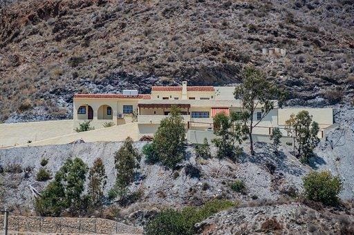 4 bedroom Villa for sale in Mojacar with pool garage - € 610,000 (Ref: 9486904)