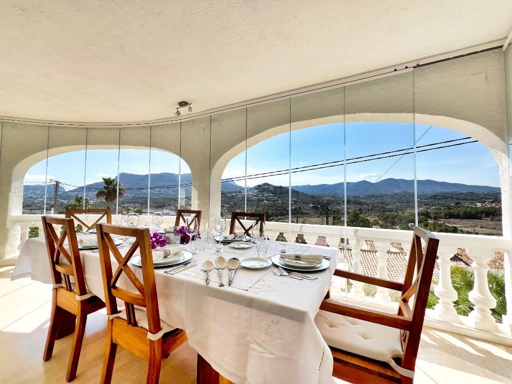 4 Zimmer Villa zu verkaufen in Calpe / Calp mit Pool Garage - 750.000 € (Ref: 8422361)