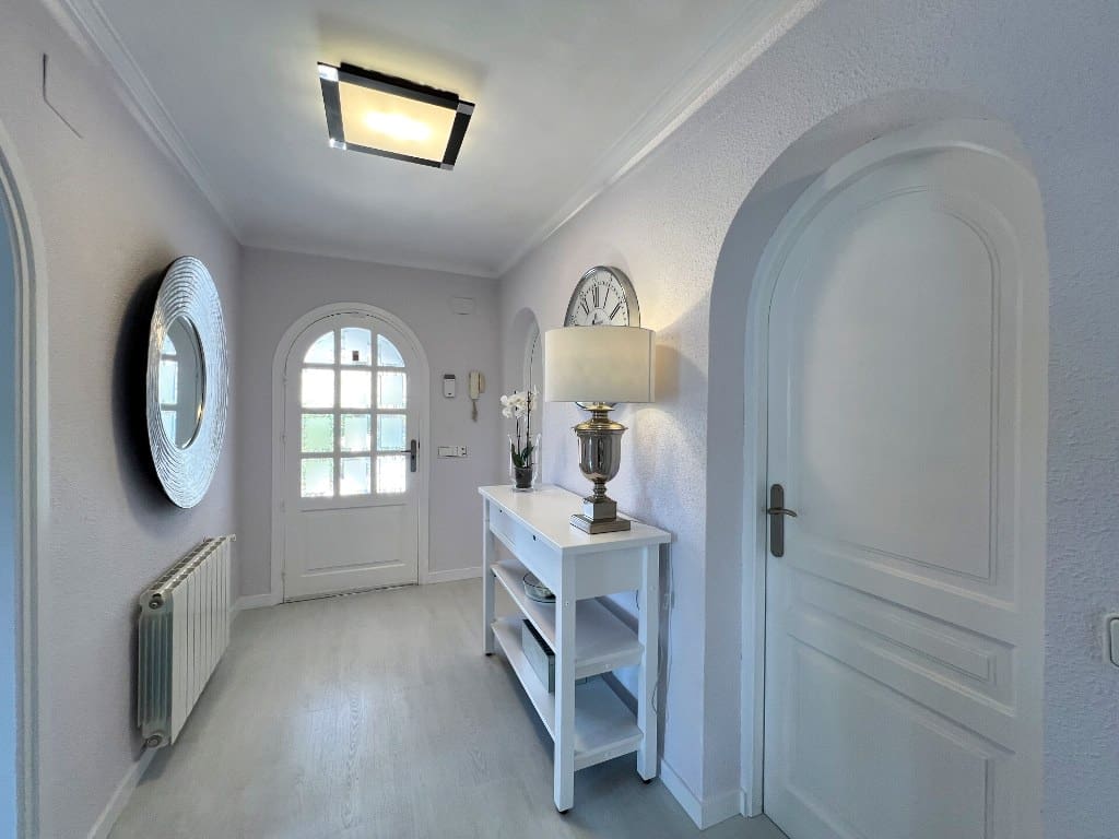 4 Zimmer Villa zu verkaufen in Calpe / Calp mit Pool Garage - 750.000 € (Ref: 8422361)