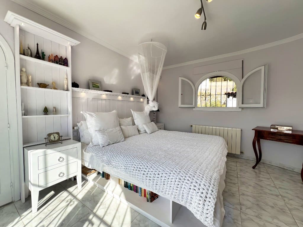 4 Zimmer Villa zu verkaufen in Calpe / Calp mit Pool Garage - 750.000 € (Ref: 8422361)