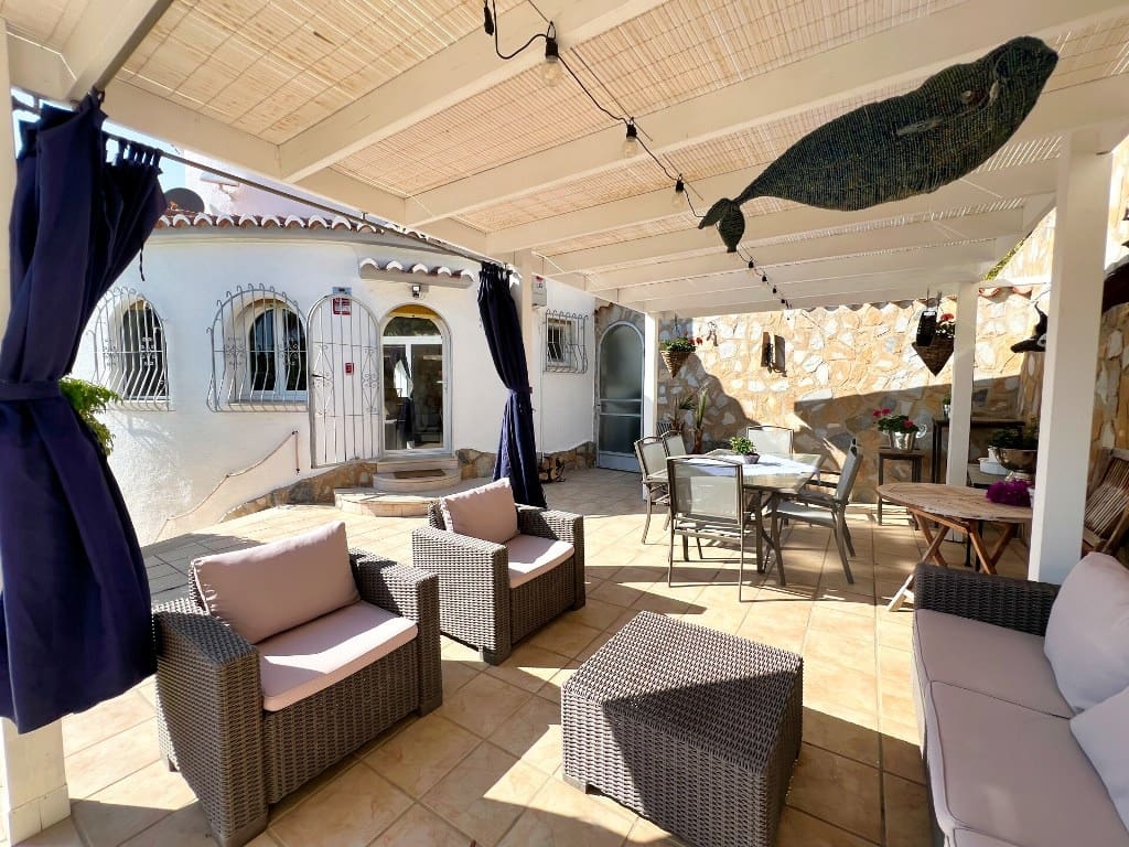 4 Zimmer Villa zu verkaufen in Calpe / Calp mit Pool Garage - 750.000 € (Ref: 8422361)