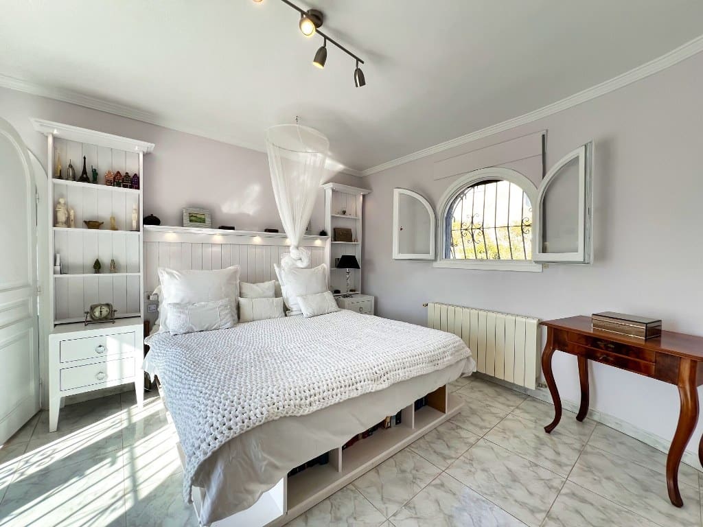 4 Zimmer Villa zu verkaufen in Calpe / Calp mit Pool Garage - 750.000 € (Ref: 8422361)