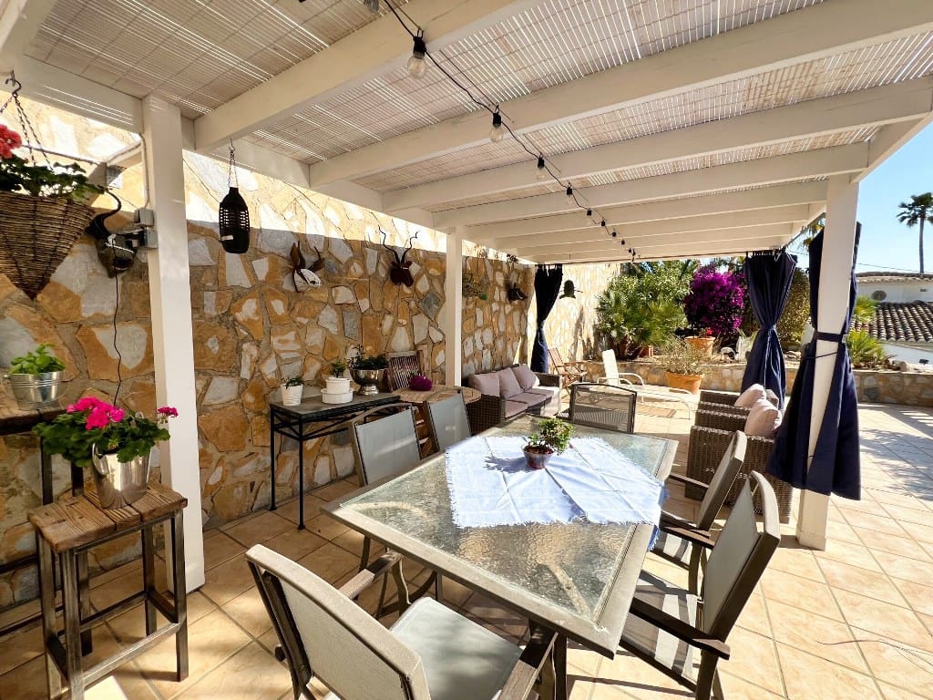4 Zimmer Villa zu verkaufen in Calpe / Calp mit Pool Garage - 750.000 € (Ref: 8422361)