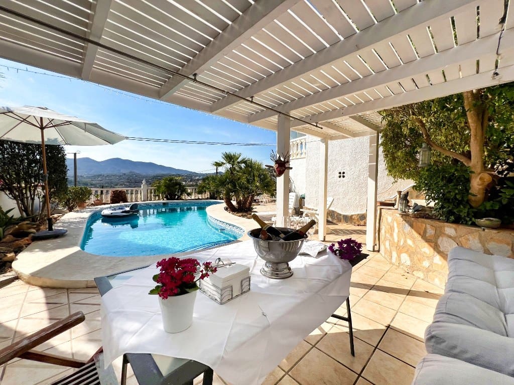 4 Zimmer Villa zu verkaufen in Calpe / Calp mit Pool Garage - 750.000 € (Ref: 8422361)