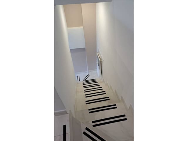 Kommersiell til salgs i Madrid by - € 350 000 (Ref: 10042414)