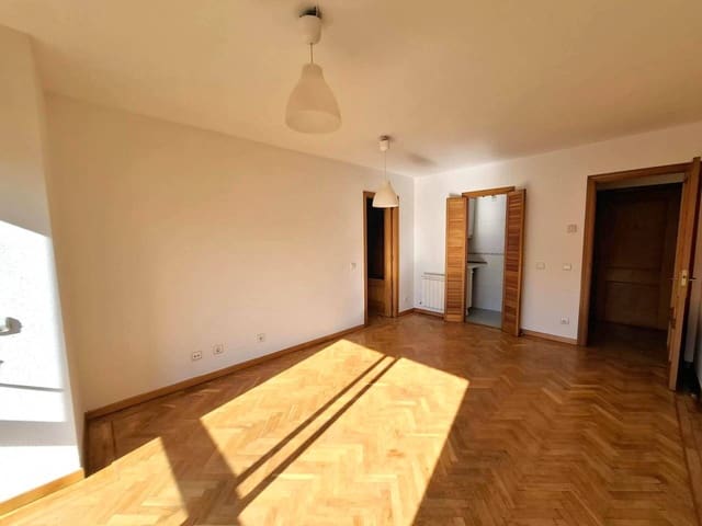 1 slaapkamer Flat te huur in Madrid stad met garage - € 1.100 (Ref: 10042415)