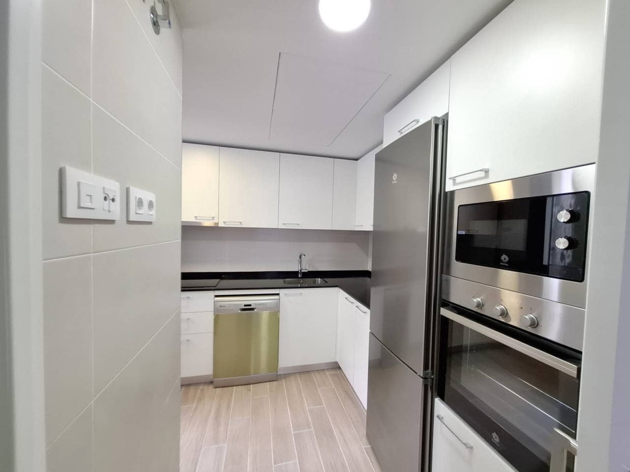 2 sypialnia Mieszkanie do wynajęcia w Miasto Madryt z basenem garażem - 1 350 € (Ref: 10048652)