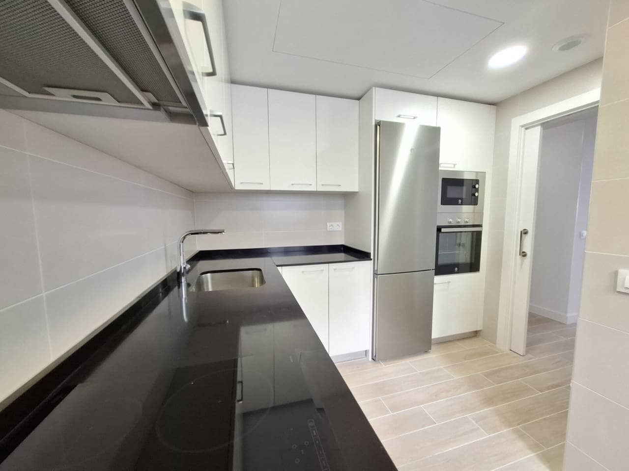 2 sypialnia Mieszkanie do wynajęcia w Miasto Madryt z basenem garażem - 1 350 € (Ref: 10048652)