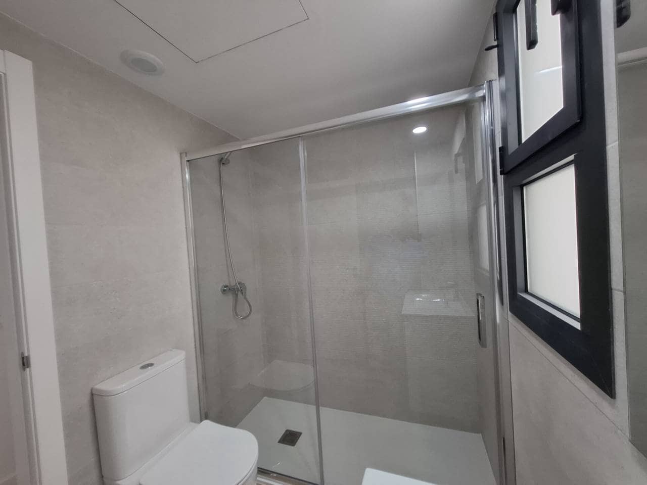 2 sypialnia Mieszkanie do wynajęcia w Miasto Madryt z basenem garażem - 1 350 € (Ref: 10048652)