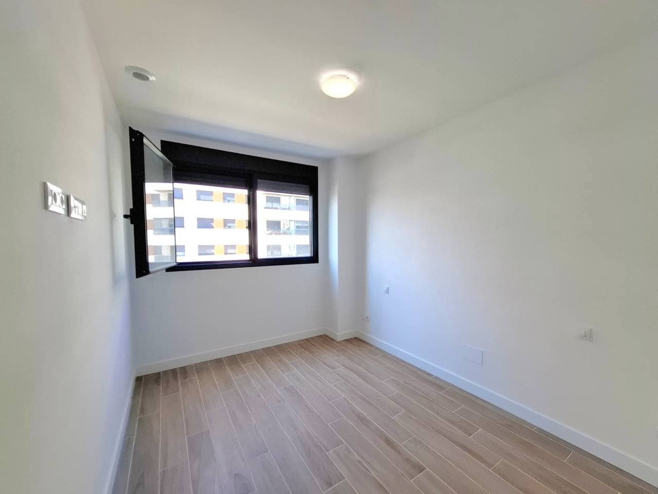 2 sypialnia Mieszkanie do wynajęcia w Miasto Madryt z basenem garażem - 1 350 € (Ref: 10048652)