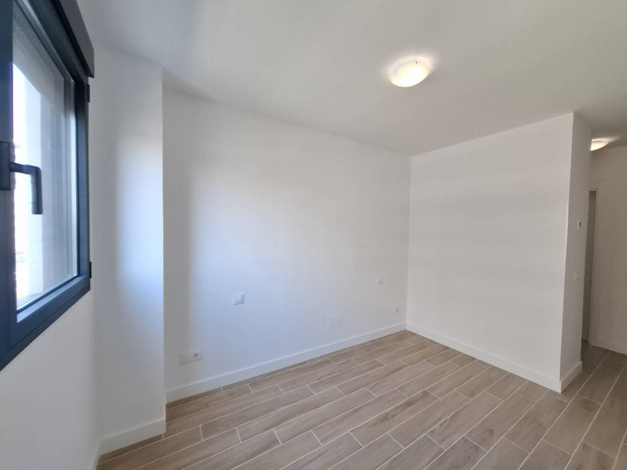 2 sypialnia Mieszkanie do wynajęcia w Miasto Madryt z basenem garażem - 1 350 € (Ref: 10048652)