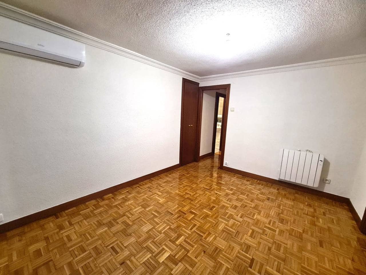 2 quarto Apartamento para arrendar em Madrid cidade - 1 100 € (Ref: 7516132)