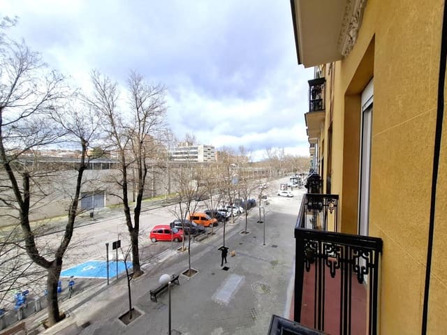 2 slaapkamer Flat te huur in Madrid stad - € 1.300 (Ref: 7701930)