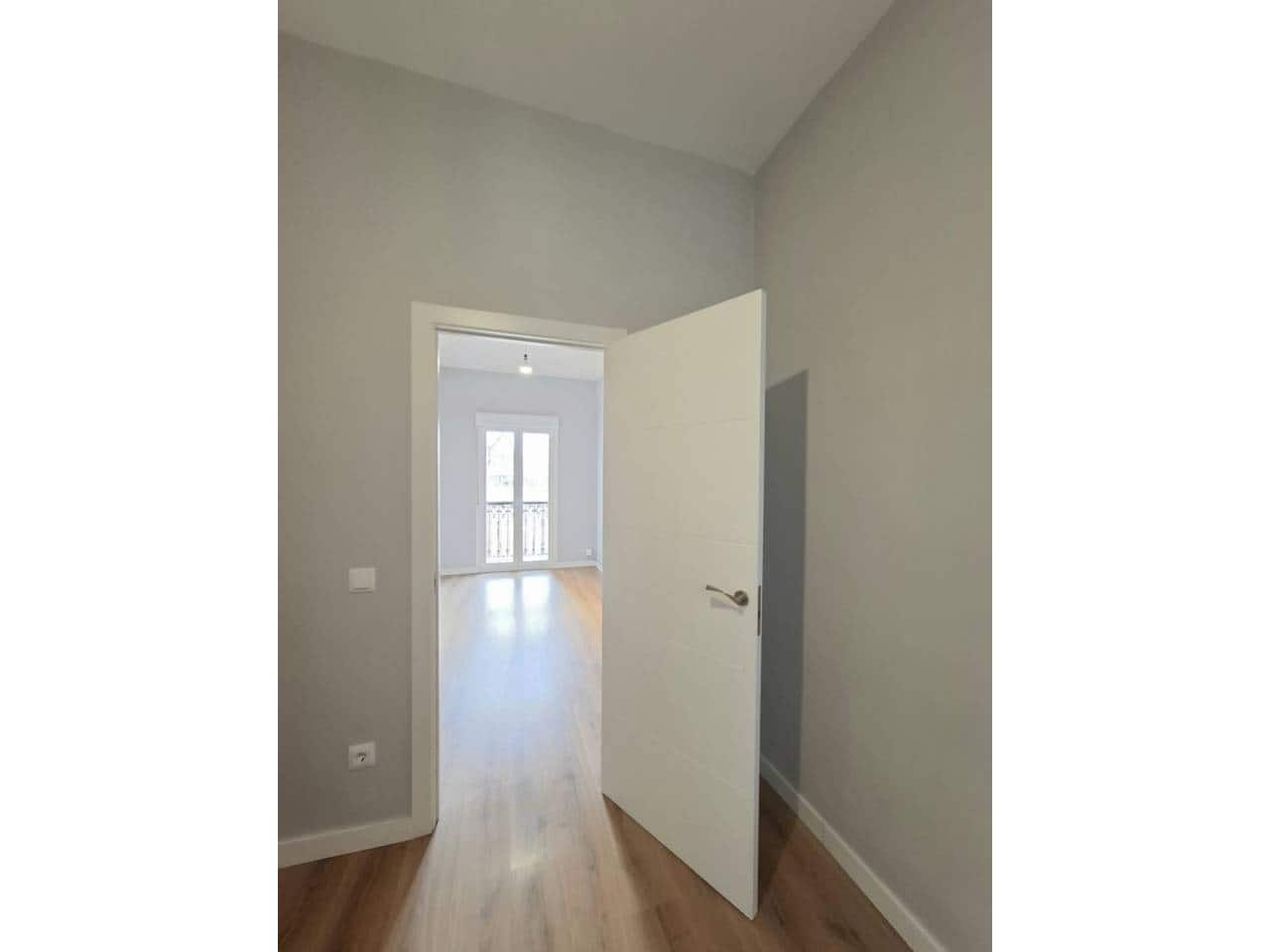 2 bedroom Flat for rent in Madrid city - € 1,300 (Ref: 7701930)