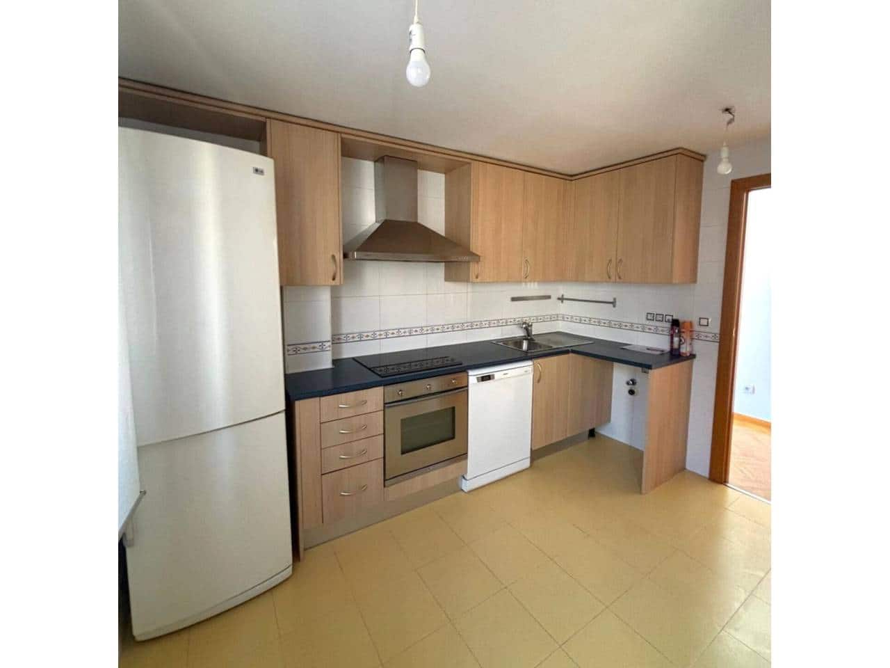 3 bedroom Flat for rent in Valdemoro with pool garage - € 1,300 (Ref: 8359061)