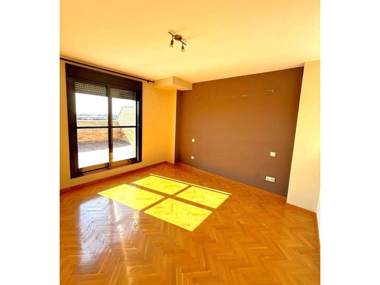 3 bedroom Flat for rent in Valdemoro with pool garage - € 1,300 (Ref: 8359061)