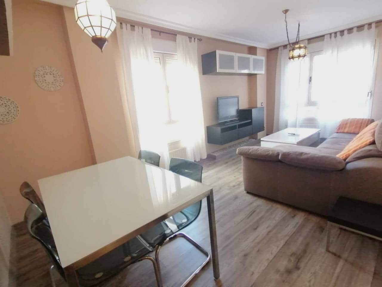 2 bedroom Flat for rent in Oviedo with garage - € 835 (Ref: 8569457)
