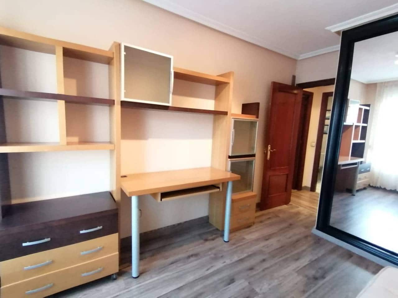 2 bedroom Flat for rent in Oviedo with garage - € 835 (Ref: 8569457)
