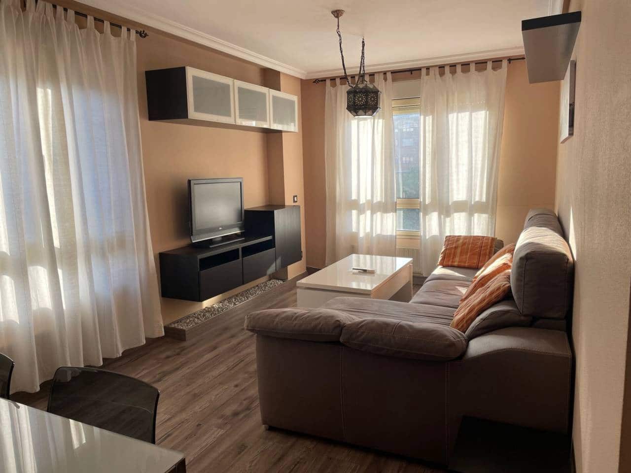 2 bedroom Flat for rent in Oviedo with garage - € 835 (Ref: 8569457)