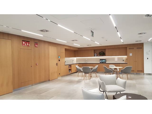 Bureau à louer à Tetuán, Madrid ville avec garage - 8 160 € (Ref: 8759436)