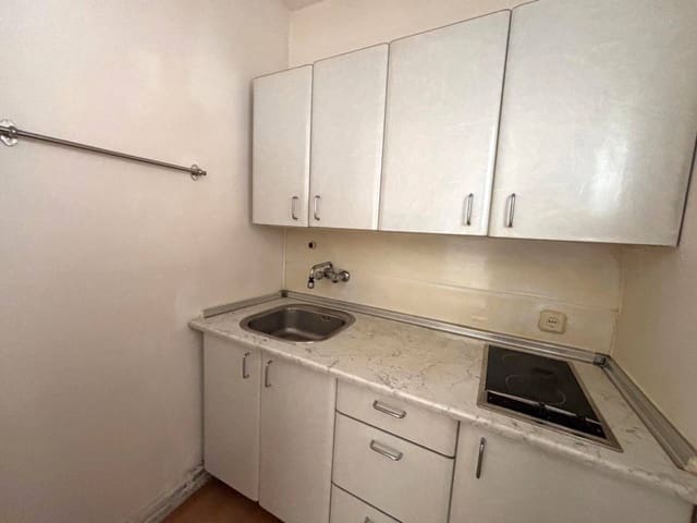 Studio til leje i Canillas, Madrid by - € 800 (Ref: 9439506)