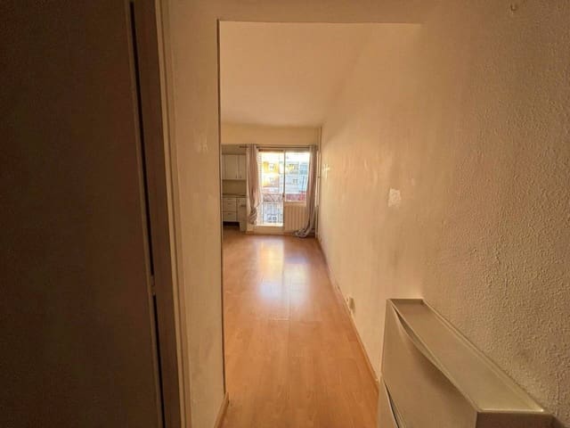 Studio til leje i Canillas, Madrid by - € 800 (Ref: 9439506)