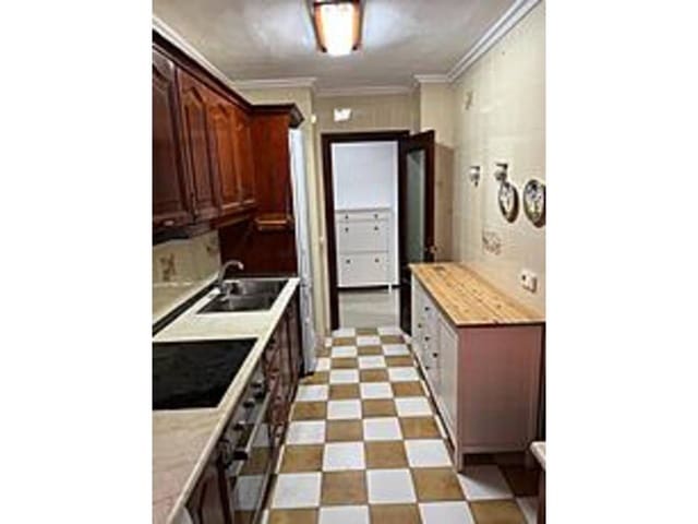 3 slaapkamer Flat te huur in Sevilla stad - € 950 (Ref: 9627082)