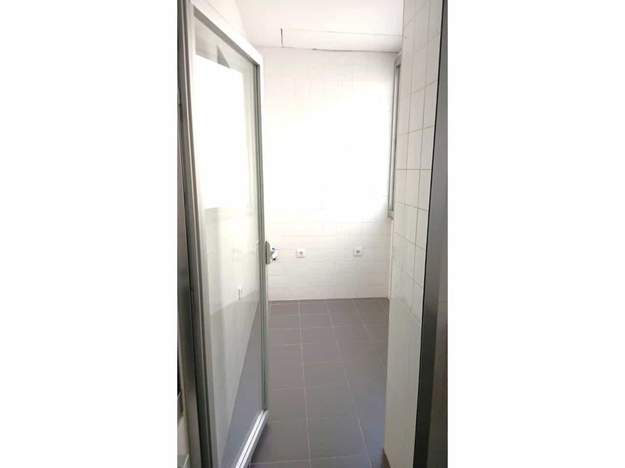 1 soverom Leilighet til leie i Madrid by med garasje - € 917 (Ref: 9654541)