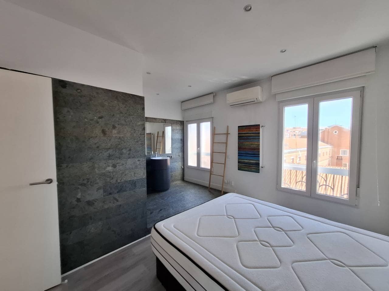 3 soveværelse Lejlighed til leje i Madrid by - € 2.100 (Ref: 9819767)