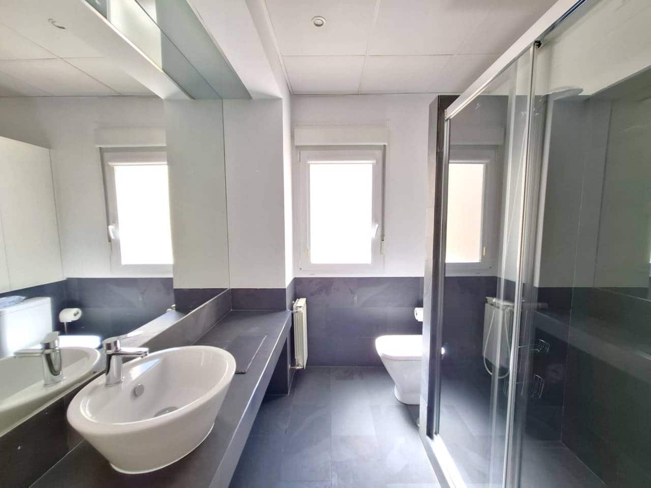 3 soveværelse Lejlighed til leje i Madrid by - € 2.100 (Ref: 9819767)