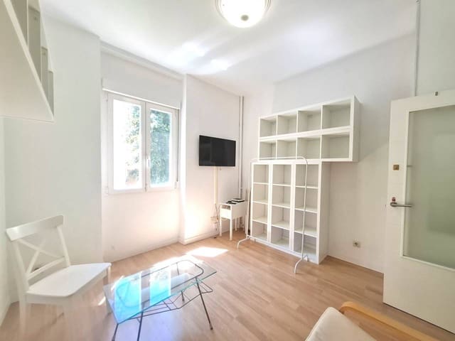 4 sovrum Lägenhet att hyra i Madrid stad - 1 700 € (Ref: 9880490)