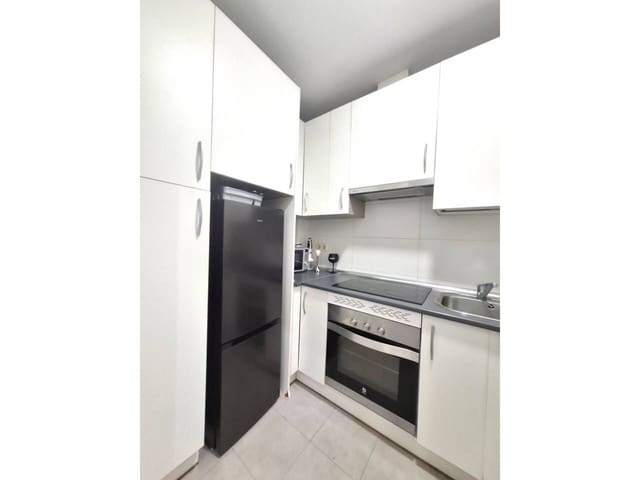 4 sovrum Lägenhet att hyra i Madrid stad - 1 700 € (Ref: 9880490)