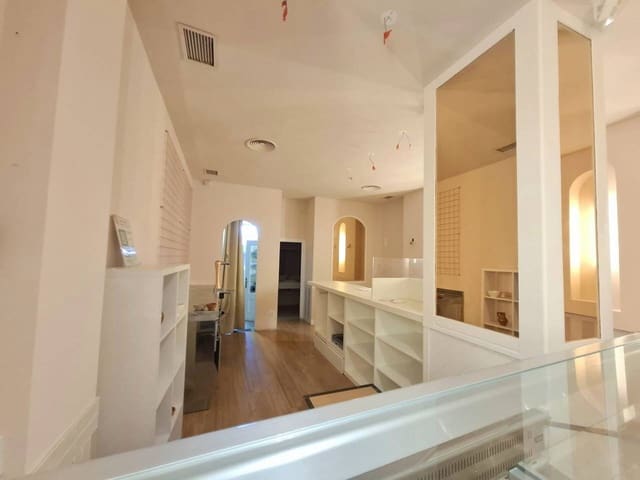 Kommersiell til salgs i Tres Cantos - € 220 000 (Ref: 9986243)