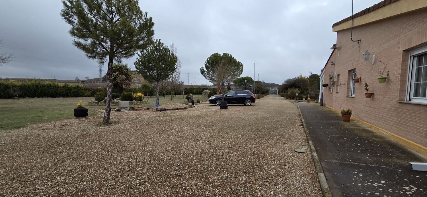 Finca/Country House for sale in Palencia city - € 300,000 (Ref: 10130468)