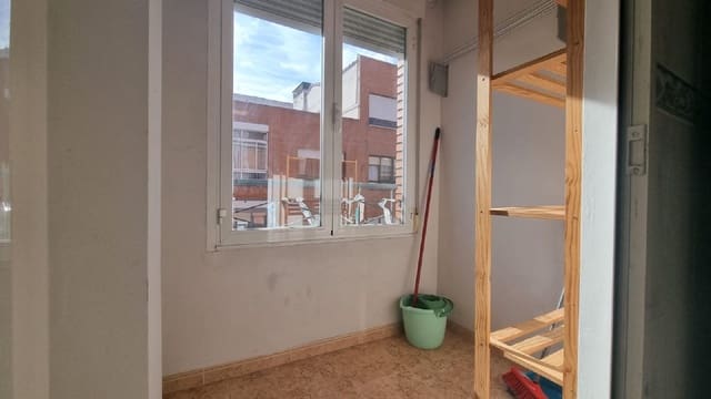 Lejlighed til leje i Palencia by - € 600 (Ref: 10168078)