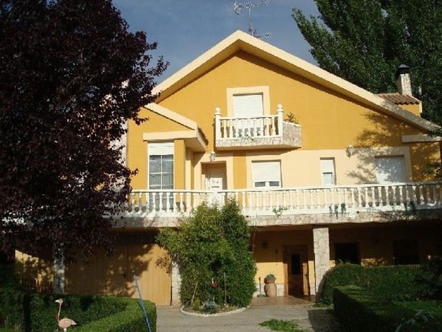 Chalet en Monzón de Campos en venta - 290.000 € (Ref: 3835844)
