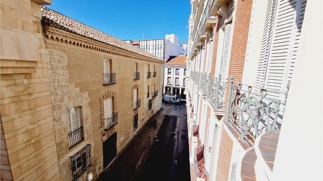5 bedroom Apartment for sale in Palencia city with garage - € 565,000 (Ref: 7859602)