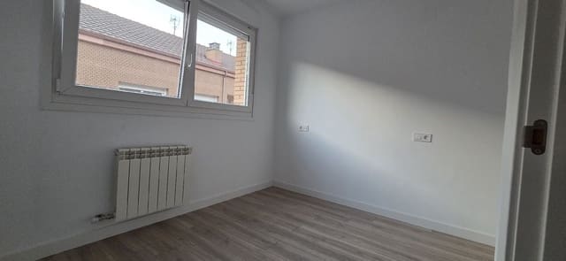 4 bedroom Townhouse for sale in Venta de Baños with garage - € 142,500 (Ref: 9115756)