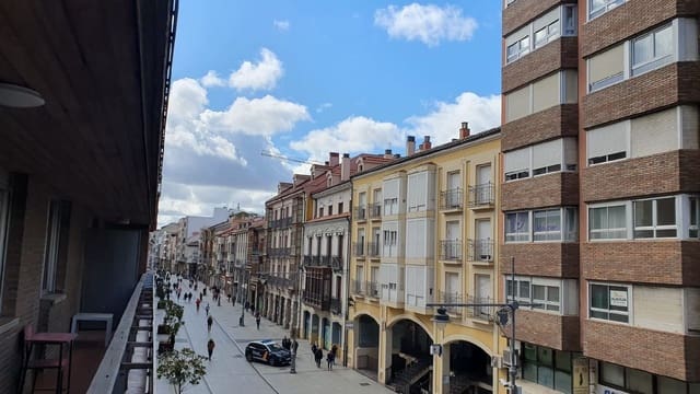 5 bedroom Apartment for sale in Palencia city - € 299,000 (Ref: 9115759)
