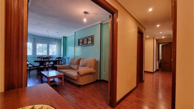 Townhouse for sale in Palencia city with garage - € 200,000 (Ref: 9860685)