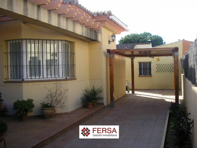 4 bedroom Semi-detached Villa for sale in El Puerto de Santa Maria with garage - € 400,000 (Ref: 9829475)