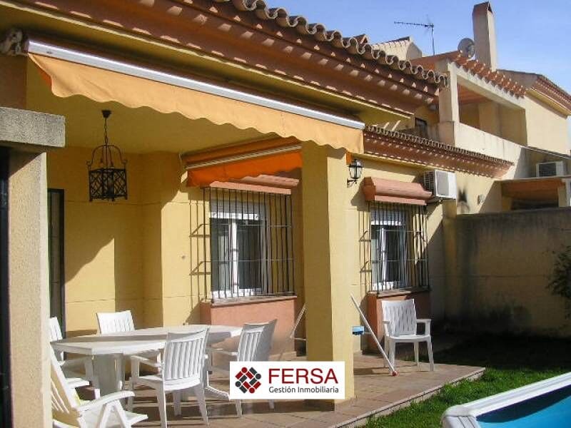 4 bedroom Semi-detached Villa for sale in El Puerto de Santa Maria with garage - € 400,000 (Ref: 9829475)