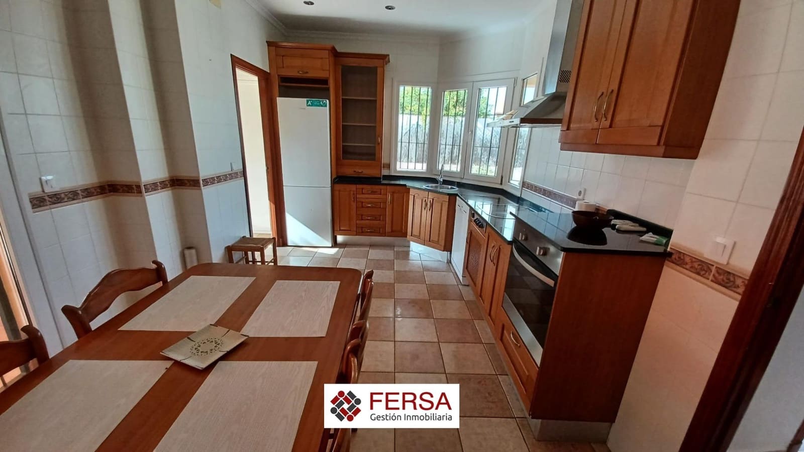 4 bedroom Semi-detached Villa for sale in El Puerto de Santa Maria with garage - € 400,000 (Ref: 9829475)