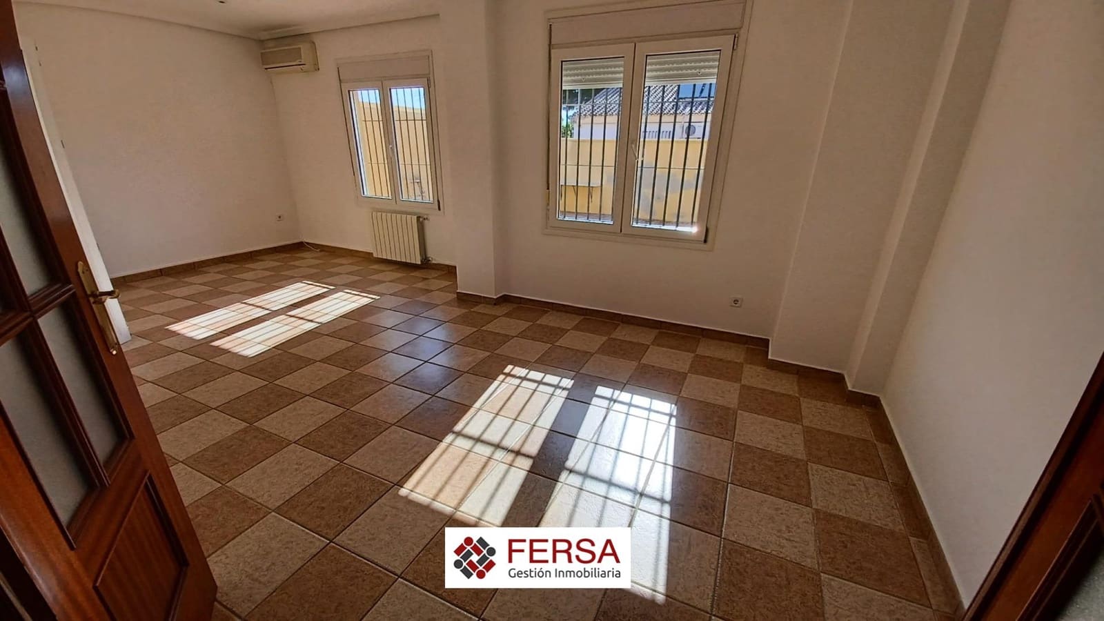 4 bedroom Semi-detached Villa for sale in El Puerto de Santa Maria with garage - € 400,000 (Ref: 9829475)
